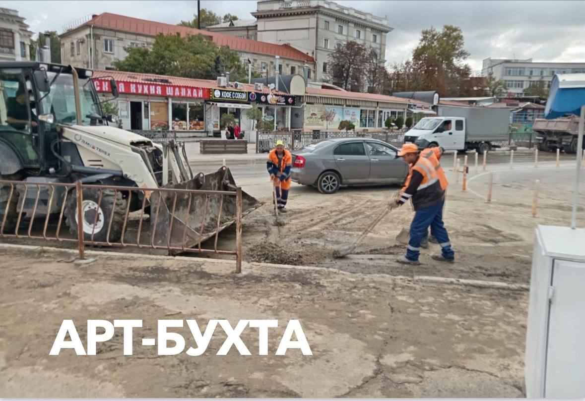 Техника продолжает убирать дороги Севастополя от последствий непогоды