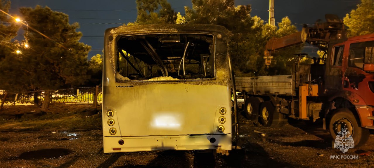 На парковке возле ТЦ в Севастополе горел автобус