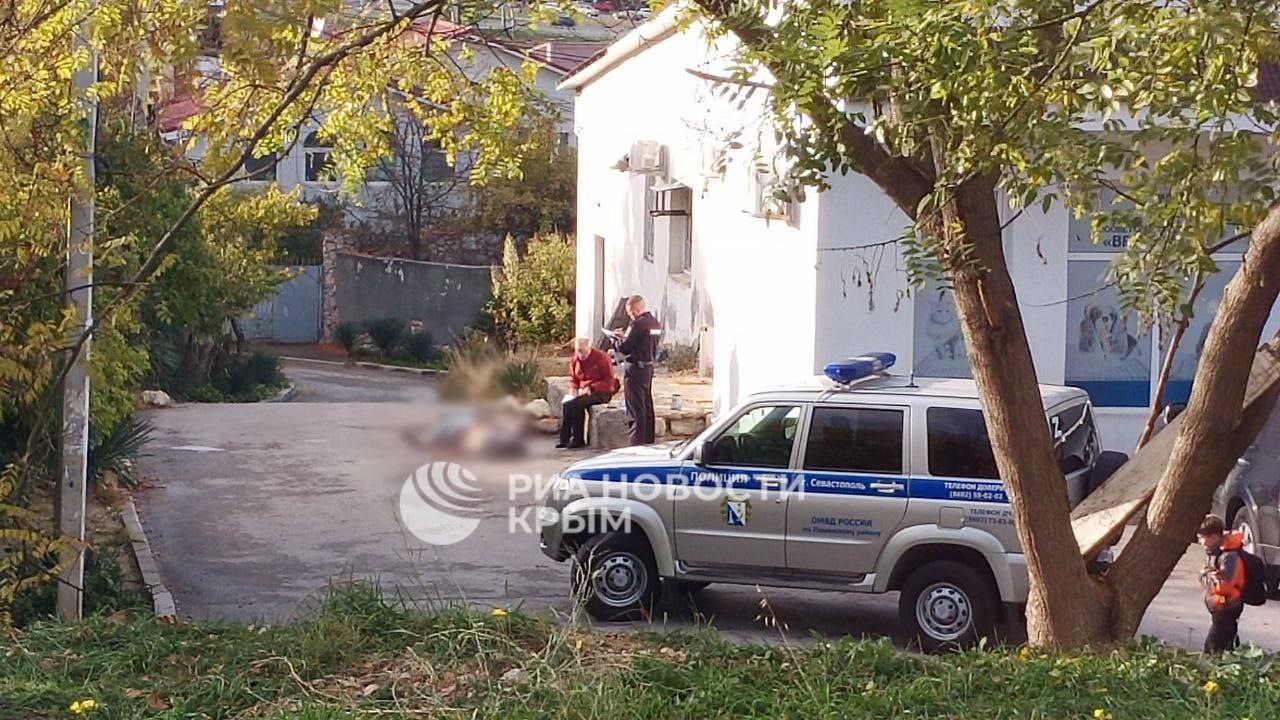 В частном секторе Севастополя на улице обнаружили труп мужчины
