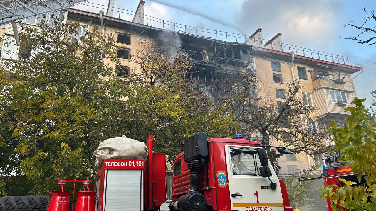 Пожарные ликвидировали открытое горение в пятиэтажке на Хрусталёва в Севастополе