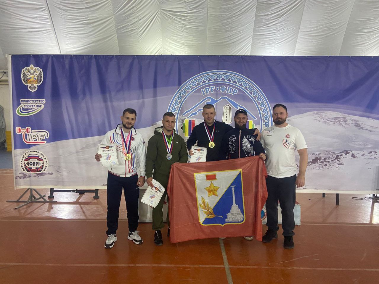 Сразу несколько золотых наград везут севастопольские пауэрлифтеры с чемпионата ЮФО и СКФО (фото)