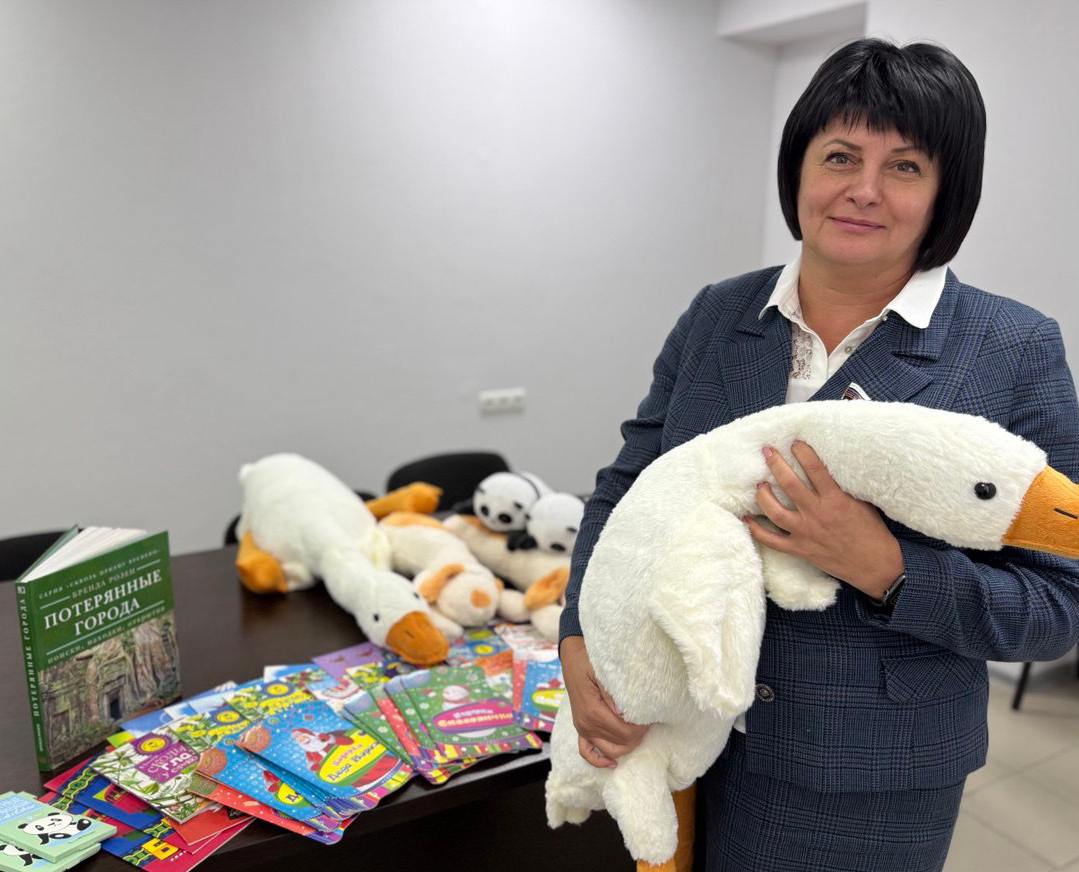 Татьяна Лобач передала маленьким пациентам больниц «Коробки храбрости»