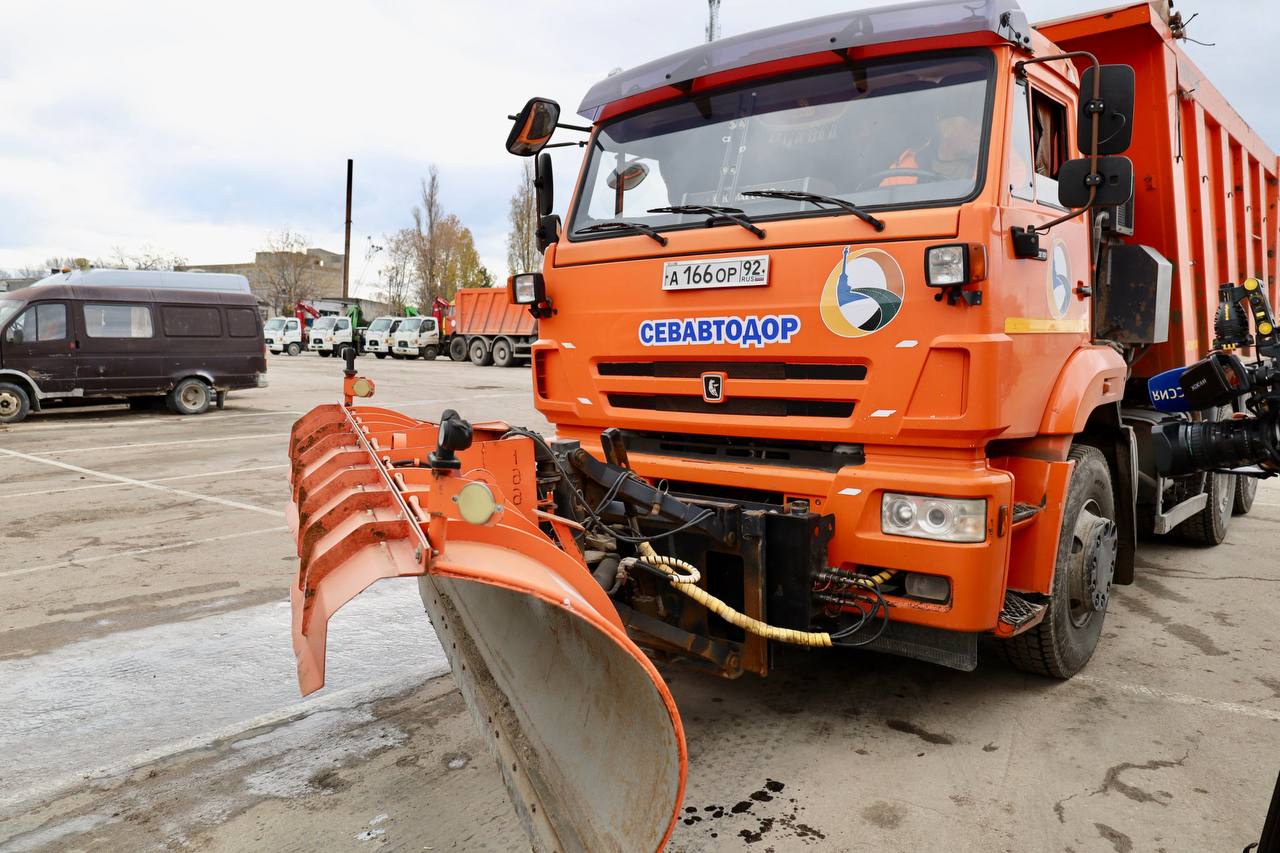 Спецтехника Севастополя готова к ухудшению погодных условий