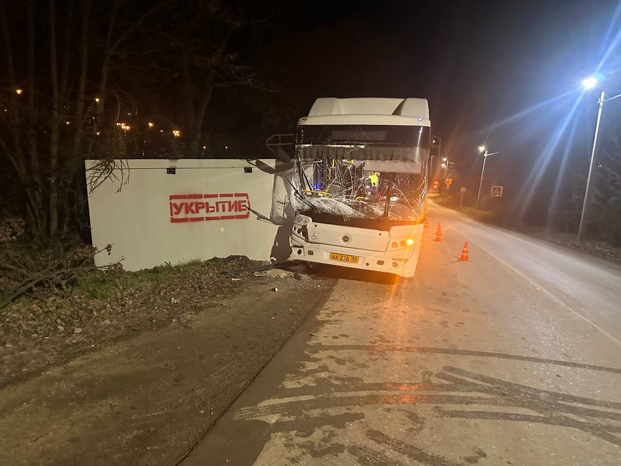 Водитель автобуса получил травмы после наезда на бетонное укрытие в Севастополе (ФОТО)