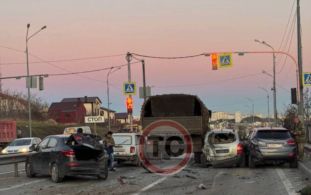 ДТП в районе 7 км Балаклавского шоссе в Севастополе полностью парализовало движение транспорта