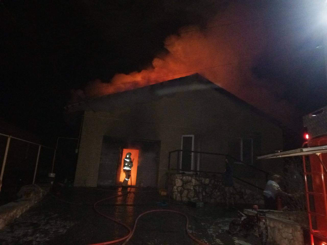 В Крыму тушили кровлю жилого дома и баню
