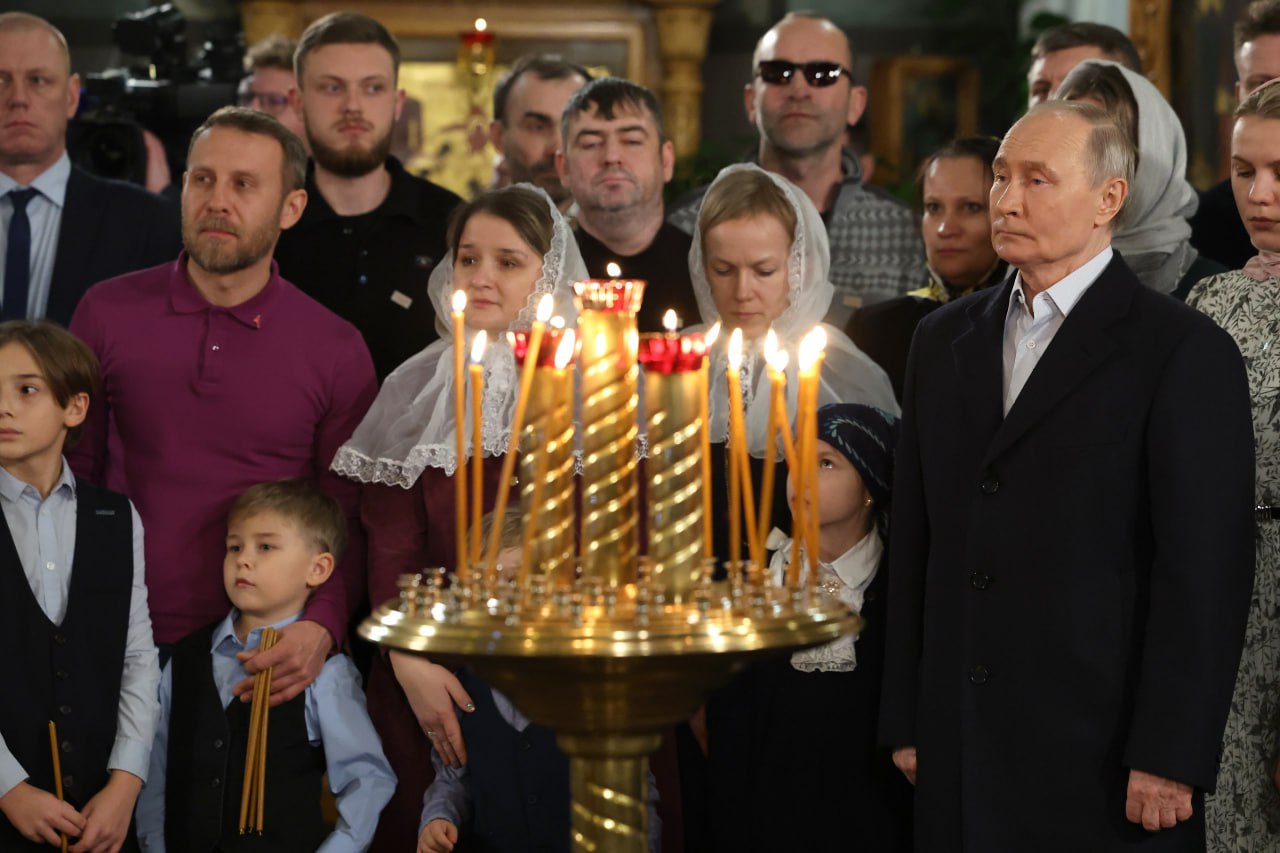 Владимир Путин встретил Рождество в окружении семей участников СВО и волонтеров (ФОТО)