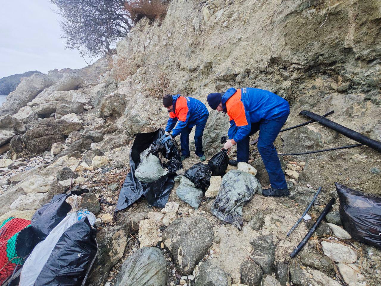 За неделю в Севастополе собрали более 21 тонны загрязненного песка и грунта