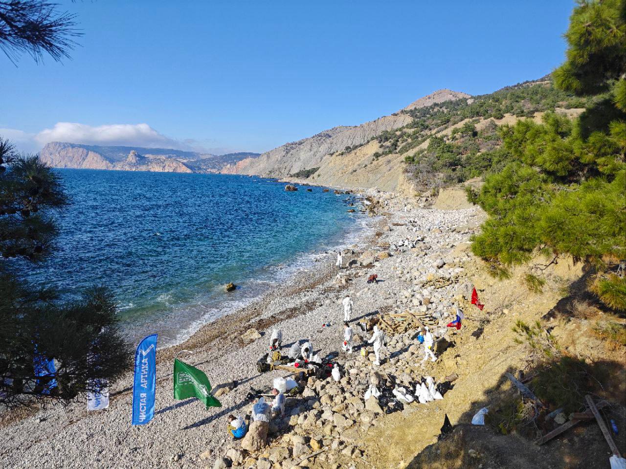 В Севастополе очистили от мазута пляжи «Золотой» и «Инжир»
