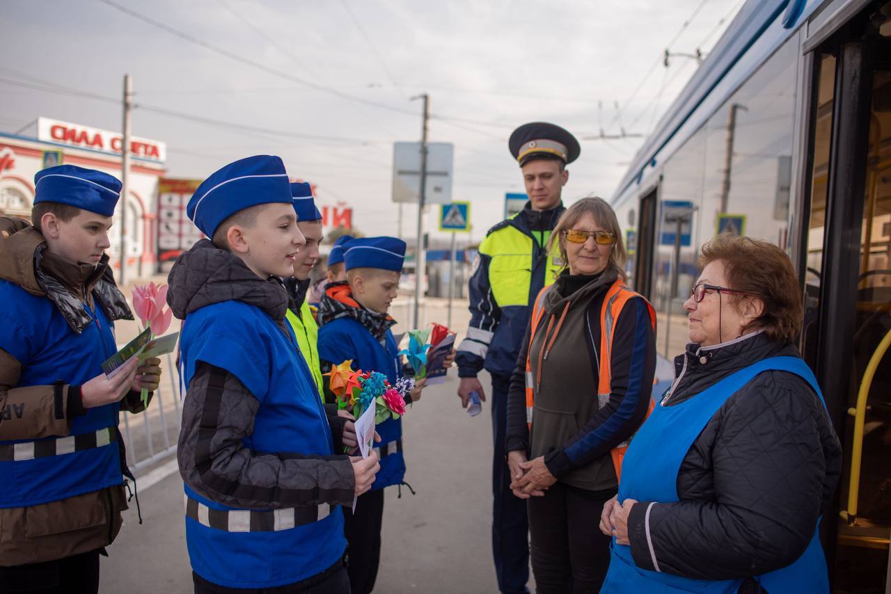 Женщинам-водителям троллейбусов в Севастополе вручили цветы и открытки (ФОТО)