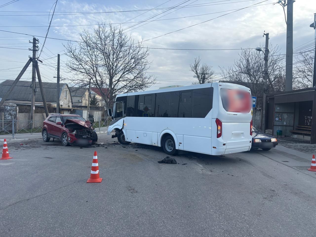 Три человека пострадали при столкновении автобуса и легковушки в Симферополе (ФОТО)