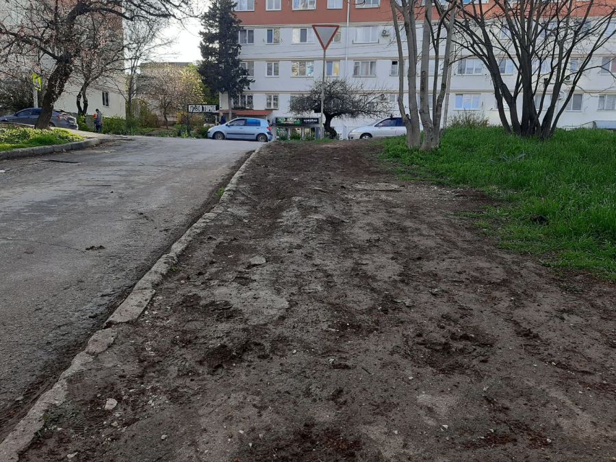 Чиновники Севастополя упорно не замечают грязь неподалеку от «Нового Херсонеса» (ФОТО)