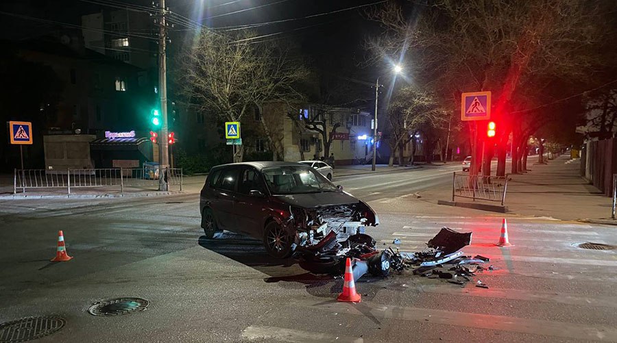 17-летний водитель мопеда получил травмы в ДТП в Евпатории