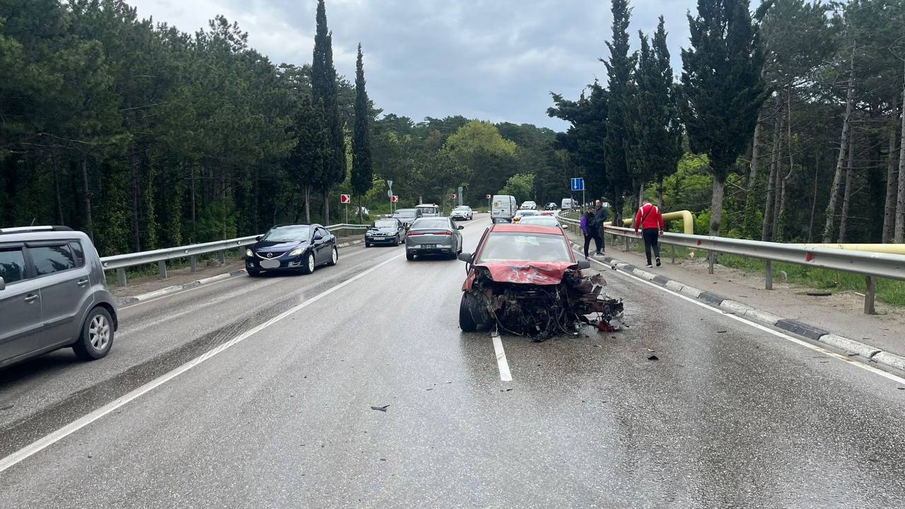18-летний пассажир пострадал в аварии с участием трех авто в Алупке (ФОТО)