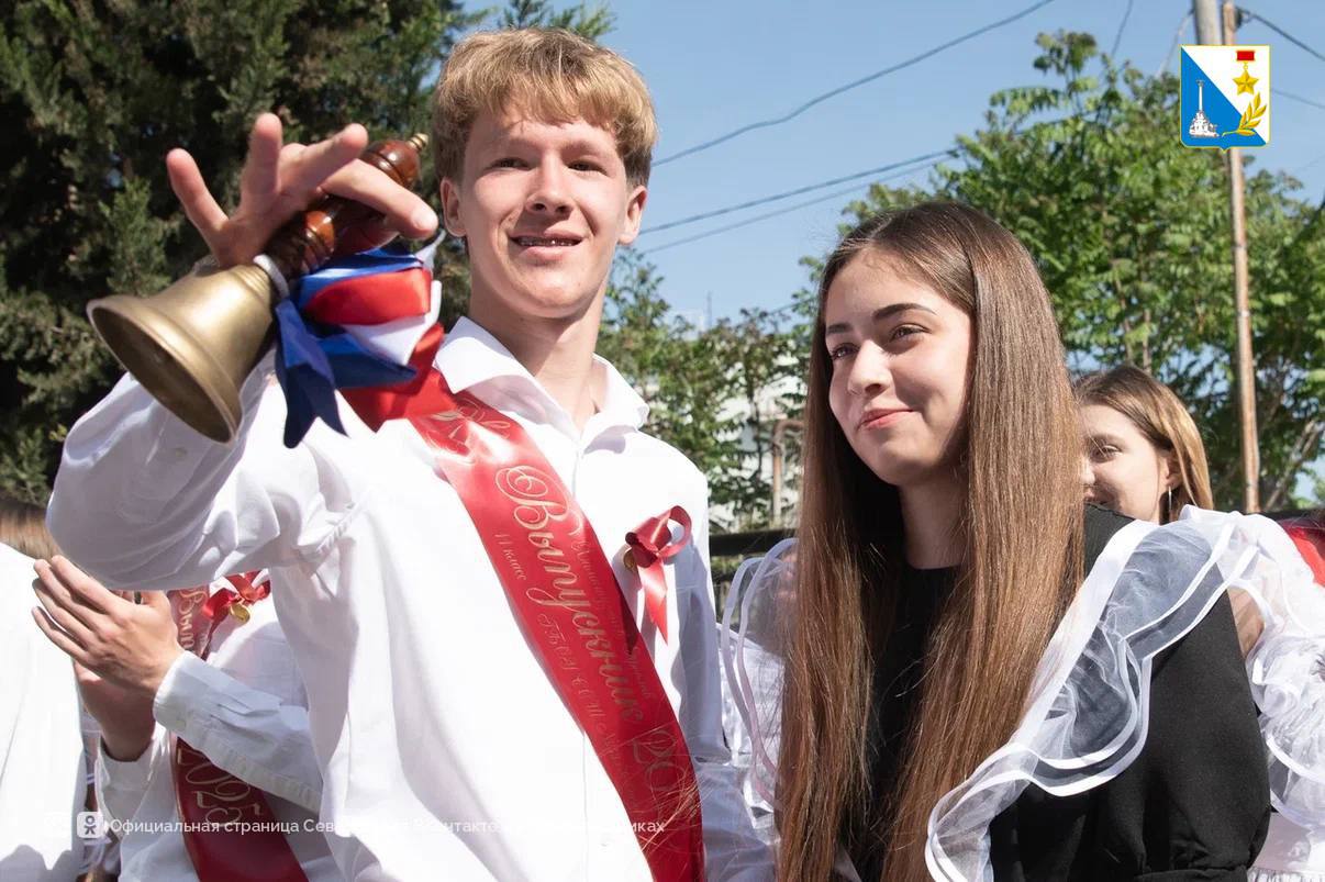 В Севастополе прозвенели последние звонки (ФОТО)