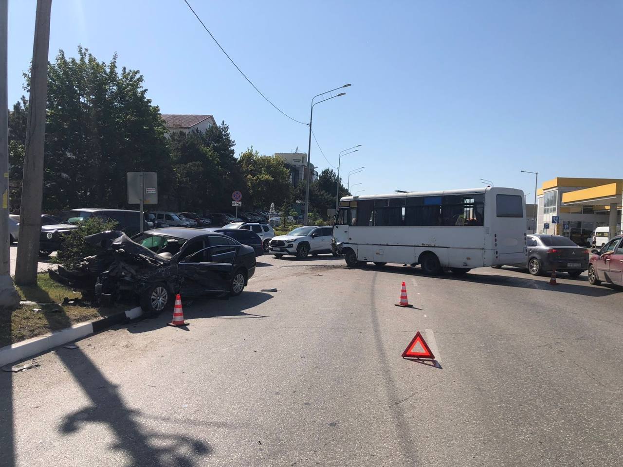 Легковушка въехала в пассажирский автобус в Симферополе