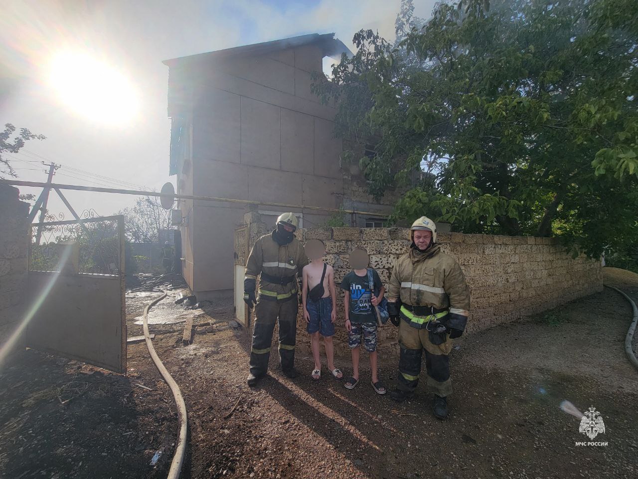На пожаре в Крыму спасли двоих детей и 75-летнюю женщину