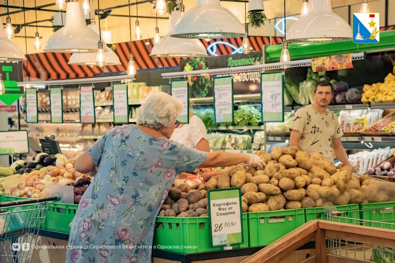 В Севастополе снизились цены на помидоры, картофель, лук, морковь и свеклу, но выросли на свинину, курицу и огурцы