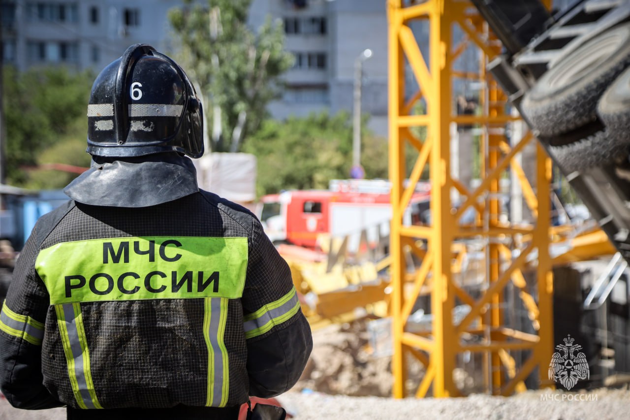 МЧС опубликовало снимки с места обрушения строительного крана в Севастополе (ФОТО)