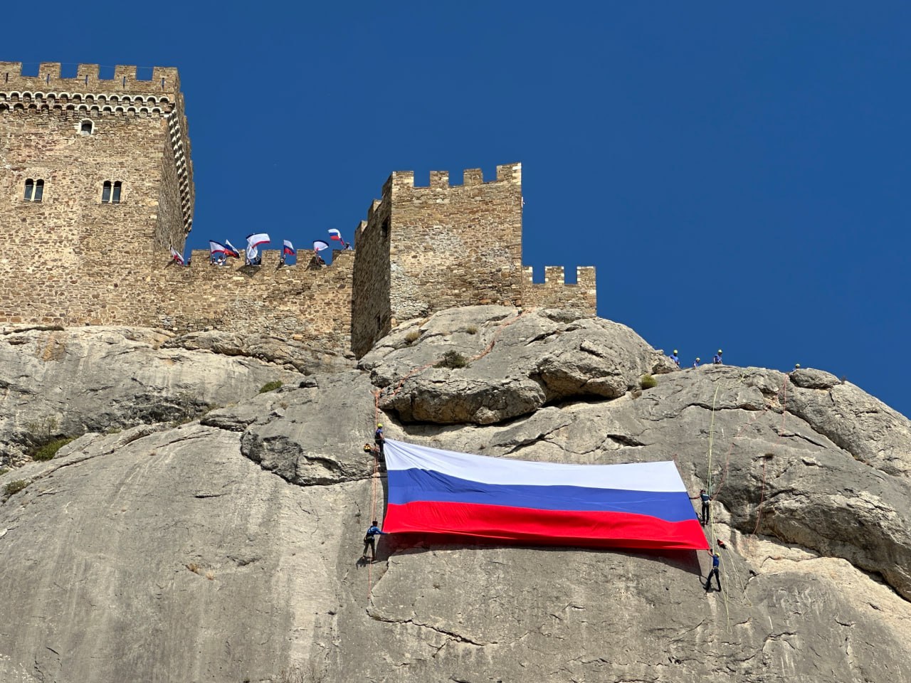 Флаг России развернули на отвесной стене горы Крепостной в Судаке (ФОТО)