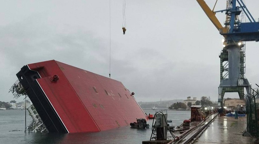 Два человека погибли и 20 пострадали в результате опрокидывания плавучего крана в Севастополе