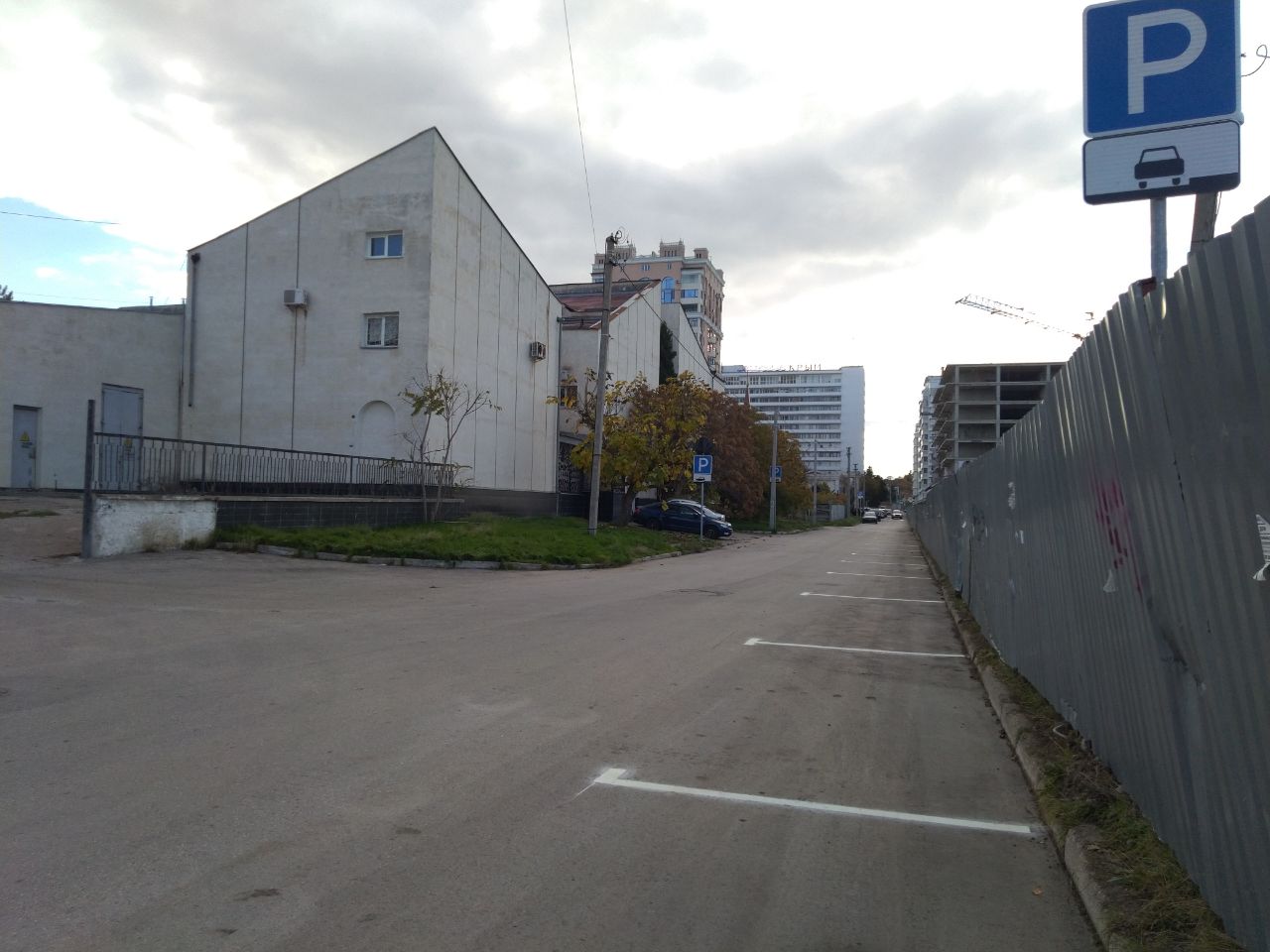 В центре Севастополя автомобилистам предложили парковаться вдоль опасного забора (ФОТО)