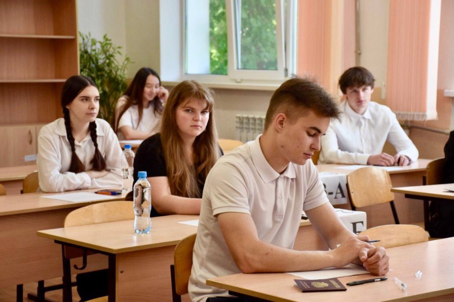 Рособрнадзор запретил досматривать участников ЕГЭ