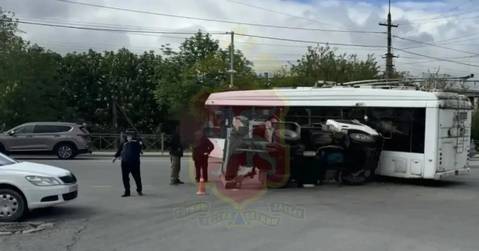 Грузовик протаранил троллейбус в Симферополе (ФОТО)