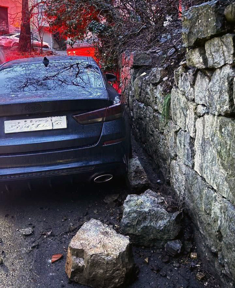 В Ялте часть подпорной стены обрушилась на авто
