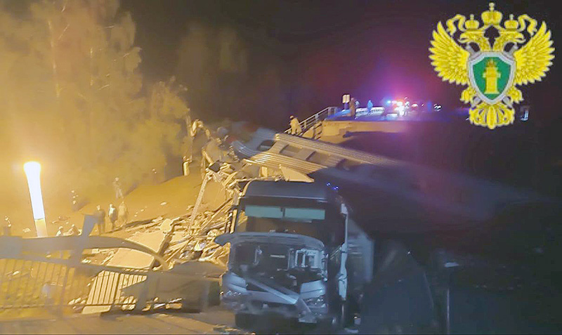 В Брянской области мост обрушился на пассажирский поезд
