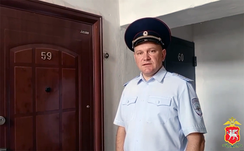 Крымский полицейский вынес из горящей квартиры пенсионера (ВИДЕО)