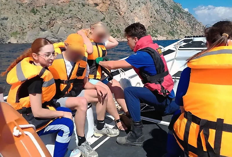 Для оказания помощи подростку на Яшмовом пляже севастопольские спасатели задействовали два катера