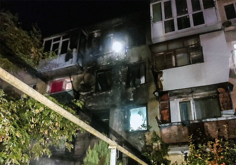 В Севастополе на пожаре эвакуировали 20 человек и спасли 12