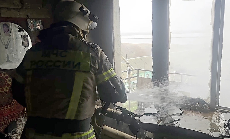 В Саках на пожаре спасли мужчину и эвакуировали четверых человек