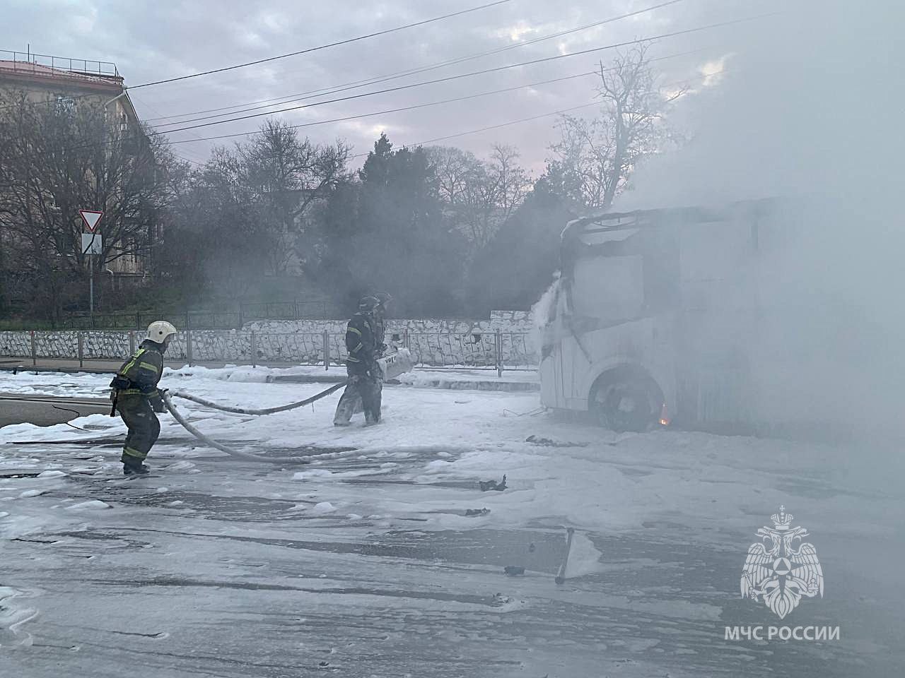 В Севастополе на ходу загорелся автобус