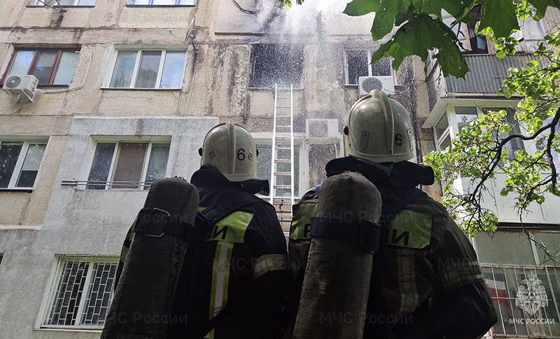 В Симферополе на пожаре спасли двоих и эвакуировали 20 человек