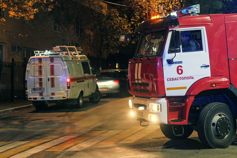 В Севастополе на ночном пожаре эвакуировали 11 человек