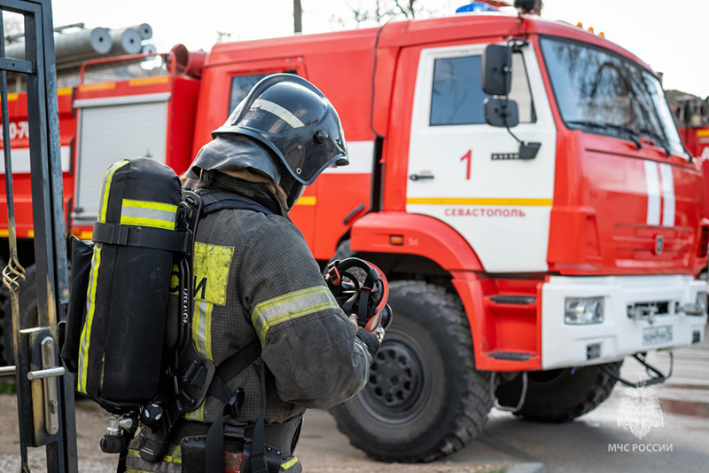 В Севастополе на пожаре спасли женщину