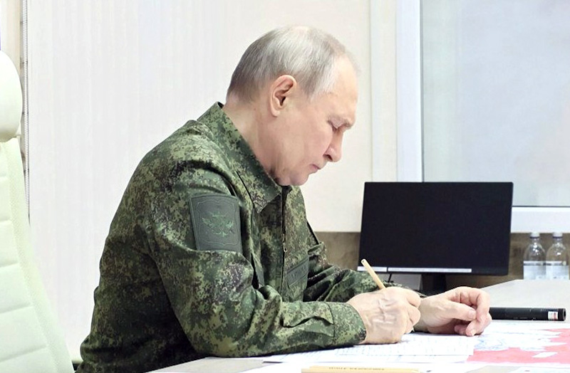 Владимир Путин присвоил дислоцированному в Крыму полку морской авиации наименование «гвардейский»