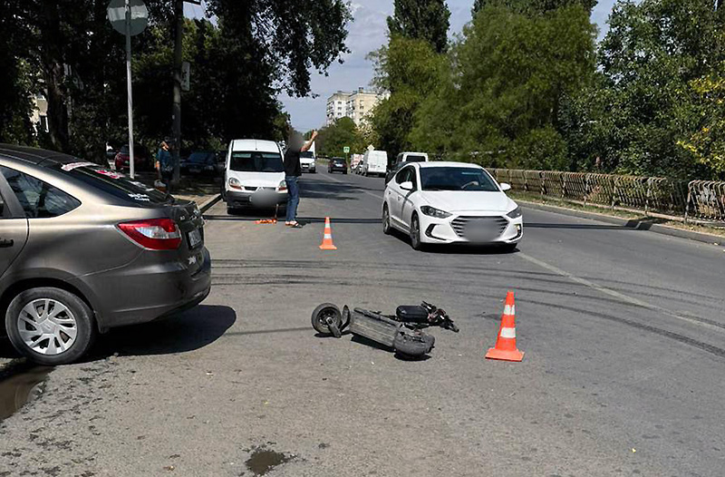 В Симферополе в ДТП погиб электросамокатчик
