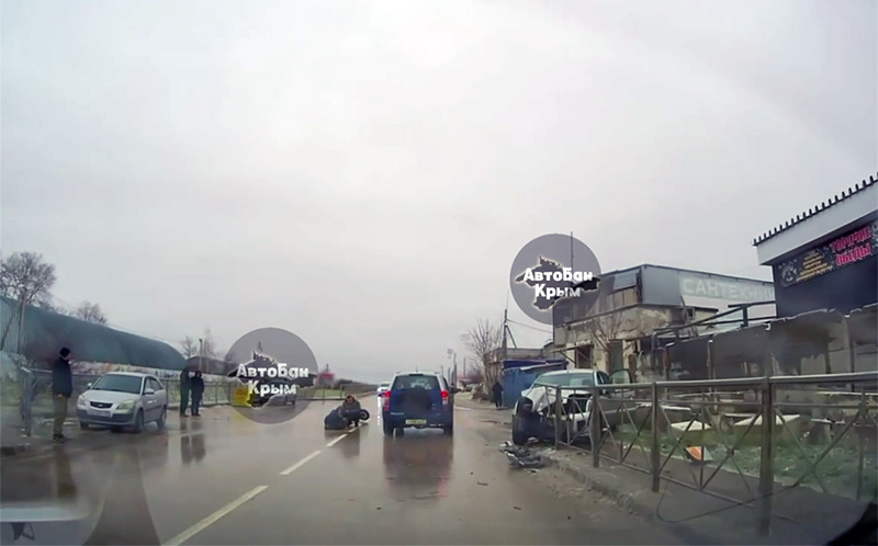 В Севастополе иномарка сбила электросамокатчика