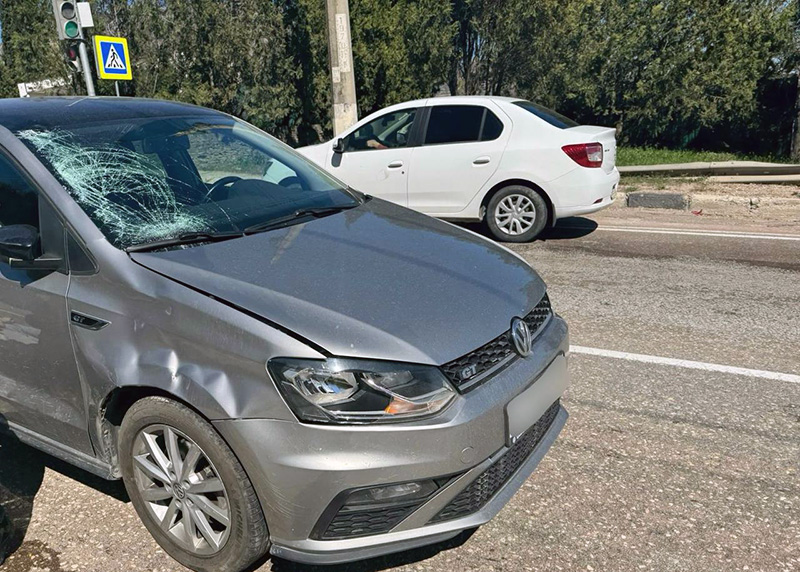 В Алуште самоуверенная девочка-подросток попала головой в лобовое стекло иномарки