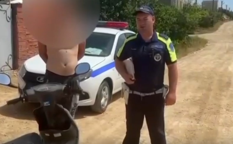 В Крыму отстранили от управления нетрезвого водителя мопеда (видео)