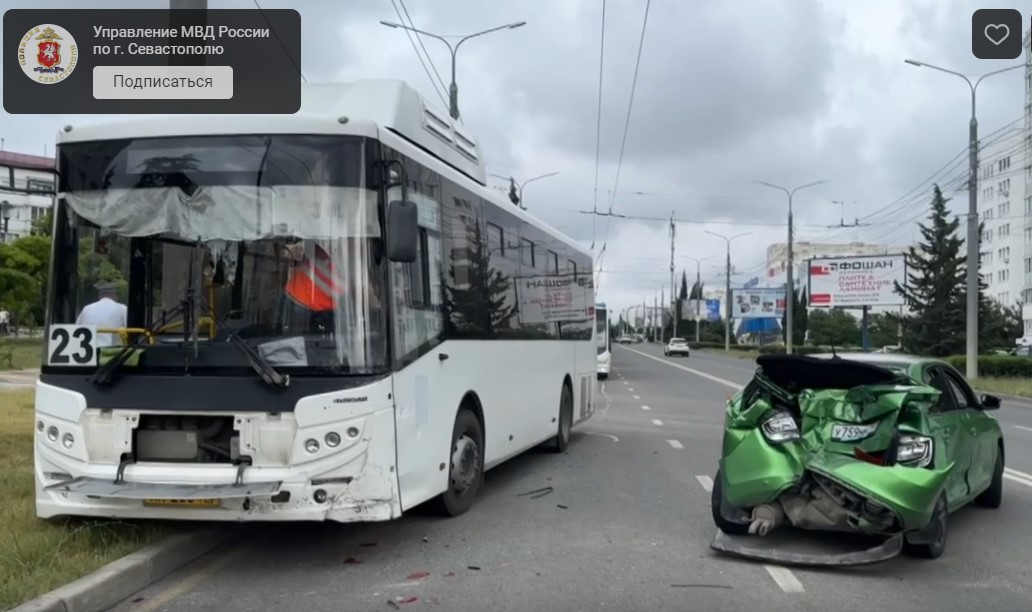 19-летний пассажир пострадал в ДТП с участием двух легковых автомобилей и автобуса в Севастополе (видео)