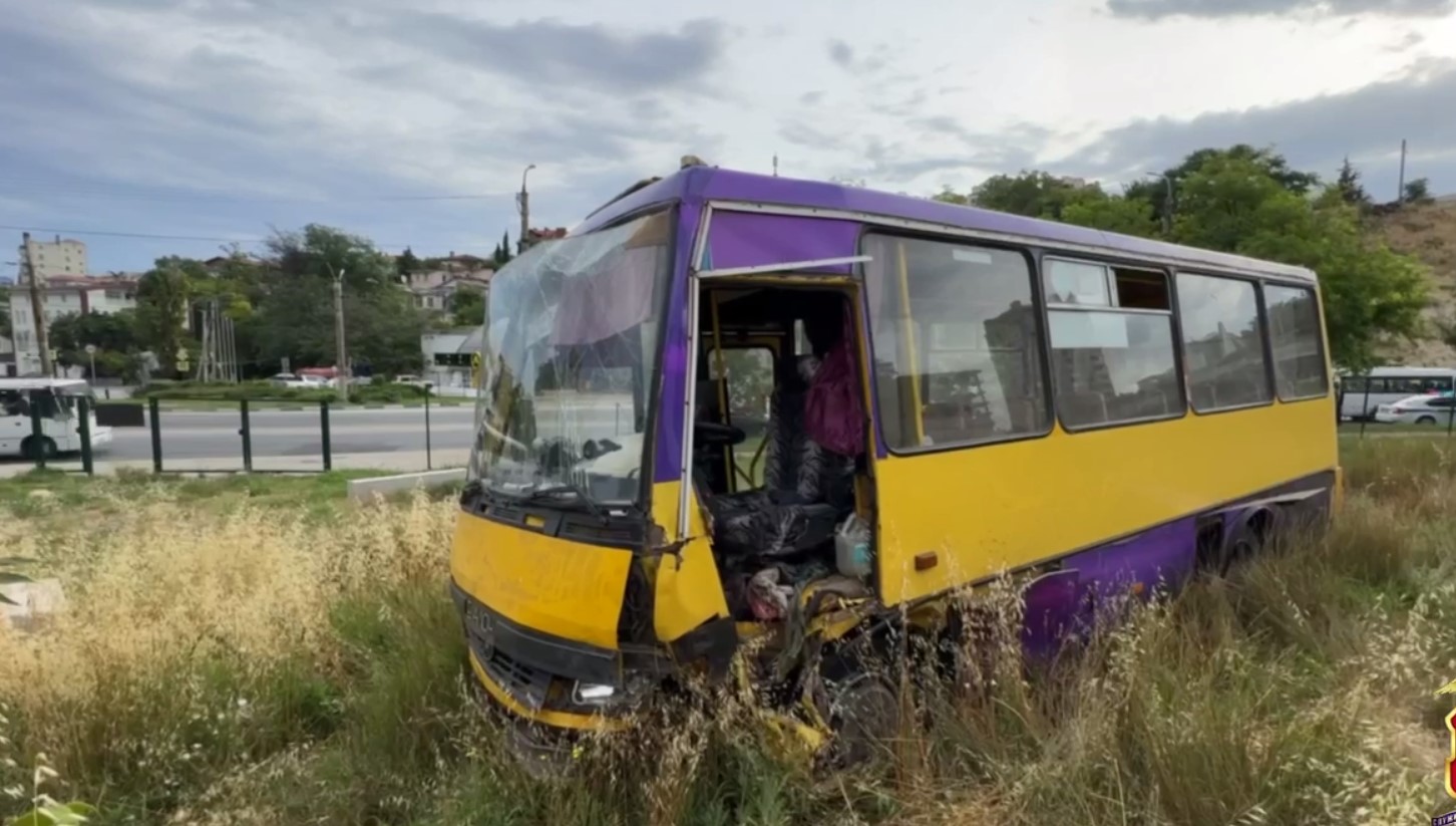 Водитель пассажирского автобуса погиб в утреннем ДТП в Севастополе (видео)
