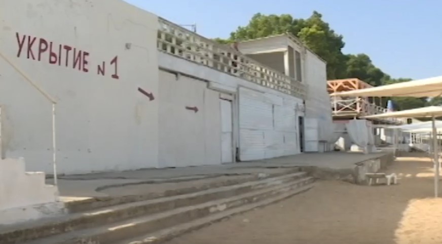 На севастопольском пляже Учкуевка обустроили временные укрытия (видео)