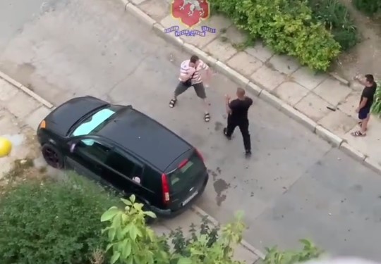Случайный прохожий попал под горячую руку дебошира в Севастополе (видео)