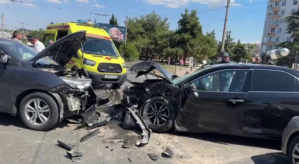 Пятилетний ребёнок и двое взрослых пострадали в массовом ДТП в Севастополе (видео)