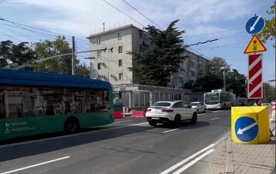 Возле остановки «Памятник Матросу Кошке» открыто движение по всем четырем полосам