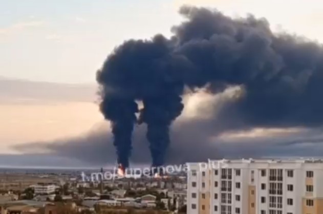 В Феодосии горит нефтебаза 